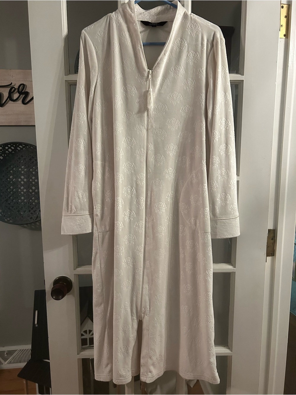 Noire jasmine rose zip up robe